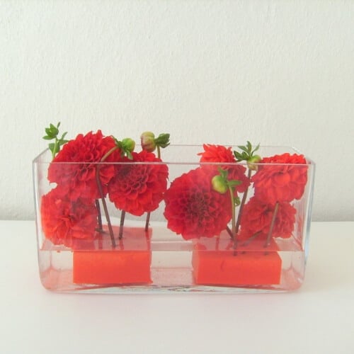Stehtischdekoration mit roten Dahlienblüten