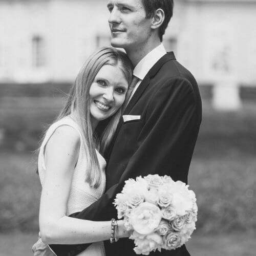 Brautstrauß-mit-weißen-Pflingstrosen-und-fliederfarbenen-Rosen-d-Fotografin-hannahgatzweiler.de_